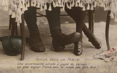 Coppia che si tocca i piedi da French Photographer